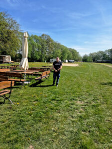 ławki, boisko do siatkówki na kempingu