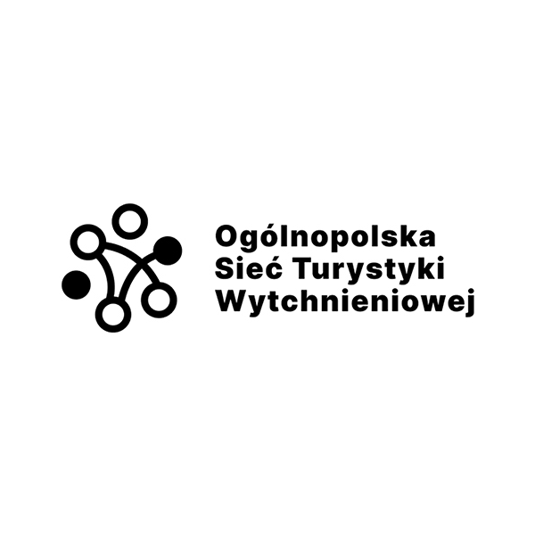 Logo: połączone kółka, a po prawej stronie napis Ogólnopolska Sieć Turystyki Wytchnieniowej