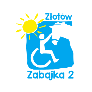 Logo: Biały zarys postaci, siedzącej na wózku inwalickim siegająca do głowy konia. Tło jest błękitne. Między tą grafiką jest napis złotów (na górze wyrównany do prawej) i zabajka 2 (na dole, na środku)