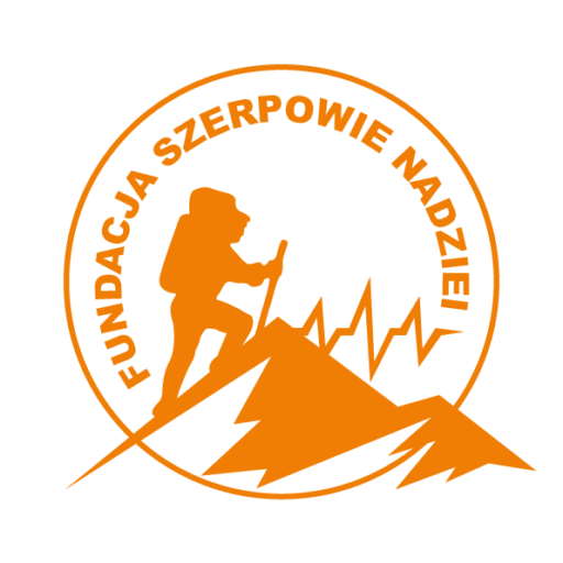 Logo: pomarańczowy obrys koła, w środku postać i zarys góry. Po wewnętrznej stronie koła napis: fundacja szerpowie nadziei